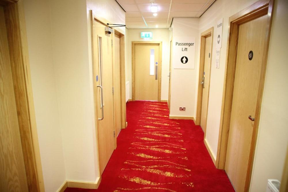 Cambridge Hotel Huddersfield Esterno foto