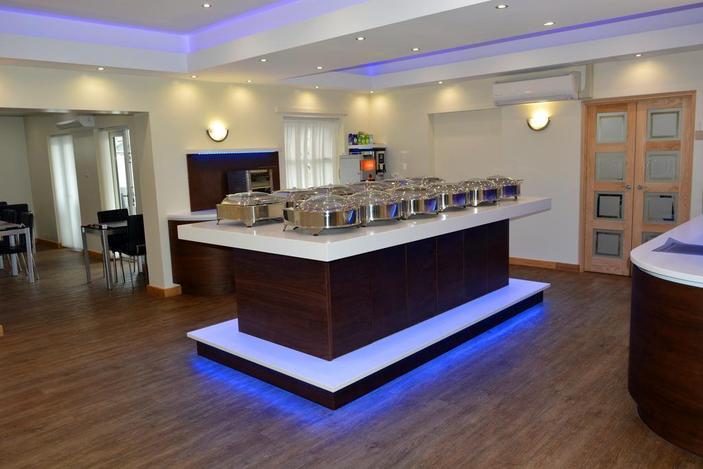 Cambridge Hotel Huddersfield Esterno foto