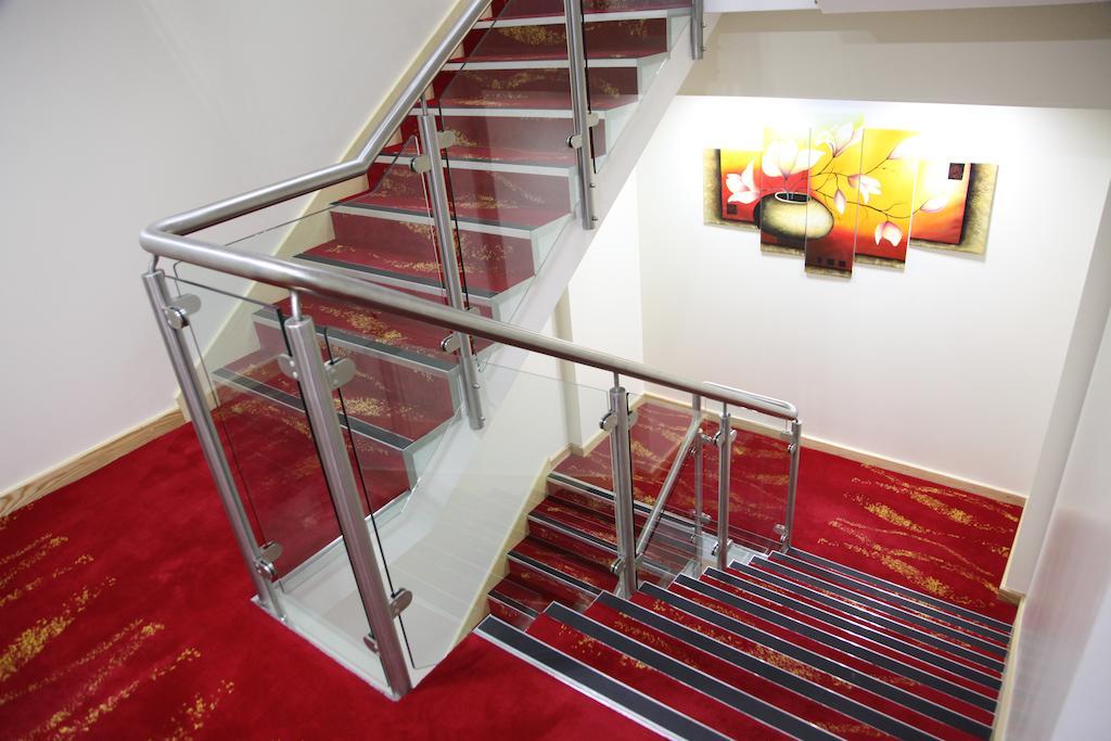 Cambridge Hotel Huddersfield Esterno foto