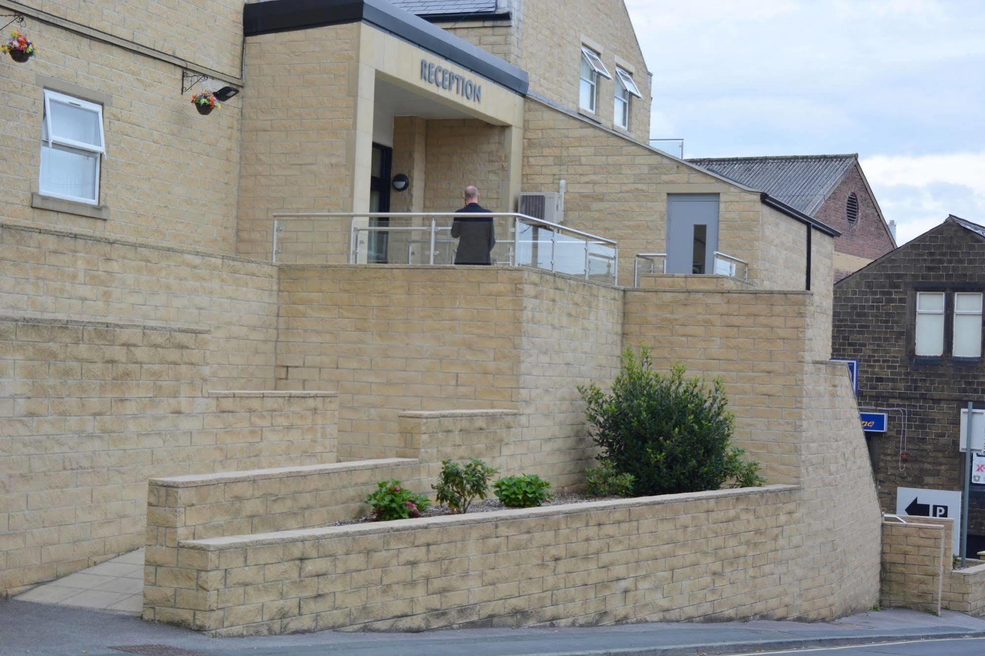 Cambridge Hotel Huddersfield Esterno foto
