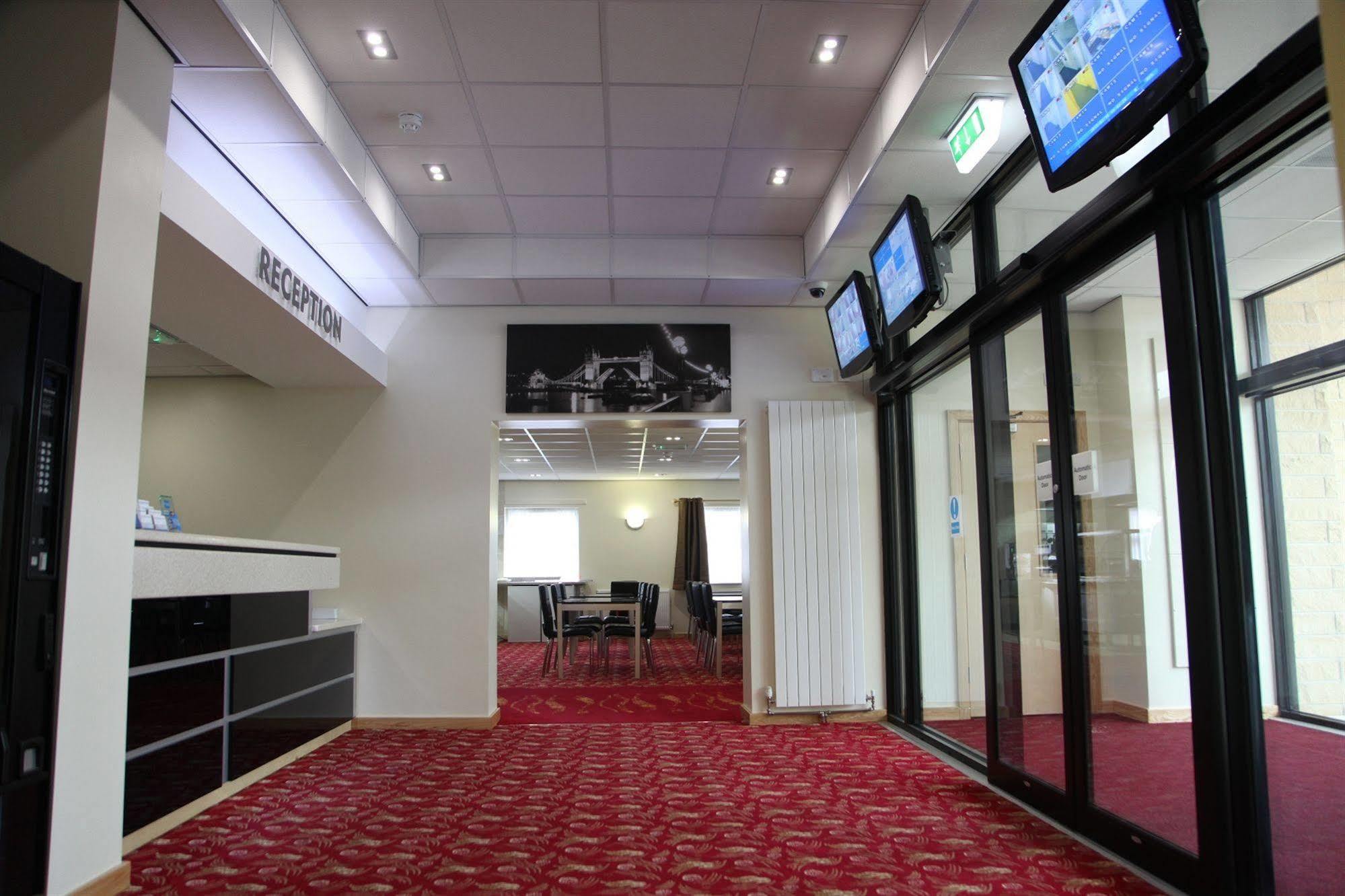 Cambridge Hotel Huddersfield Esterno foto