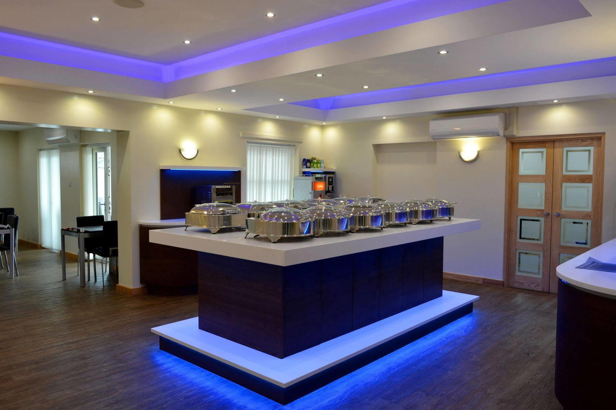 Cambridge Hotel Huddersfield Esterno foto
