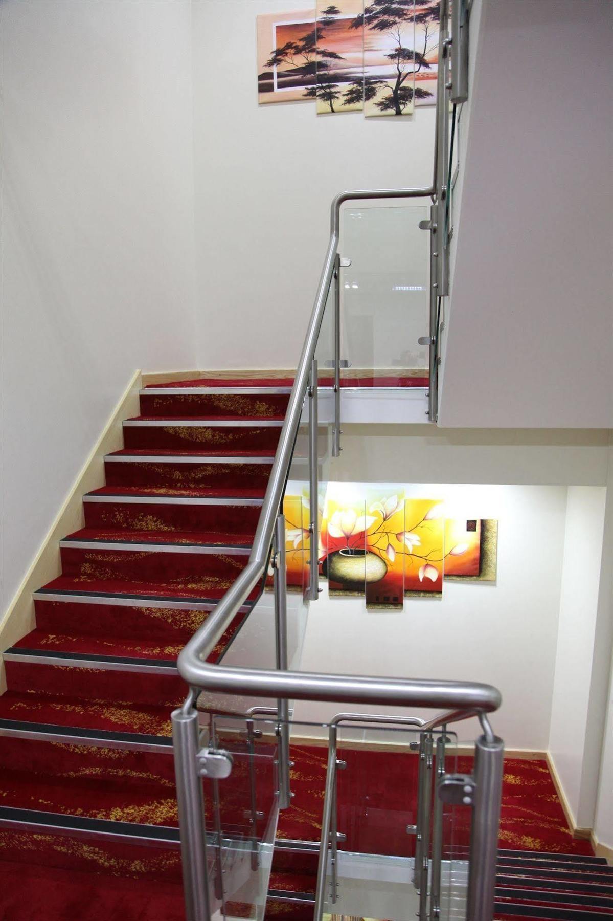 Cambridge Hotel Huddersfield Esterno foto